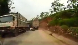 Clip: Cặp đôi thoát chết sau pha bị kẹp cứng giữa 2 xe tải